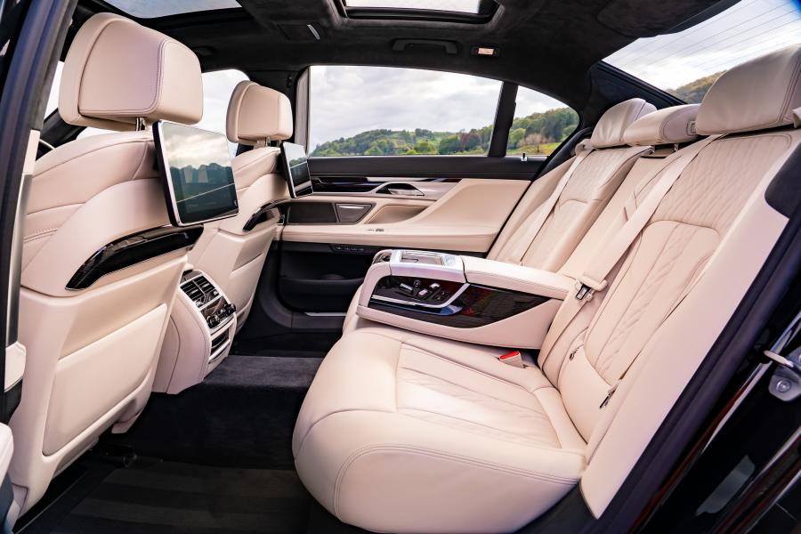 Интерьер BMW 730Ld (G12) 2019 года  (UK) (фото 15 из 36)